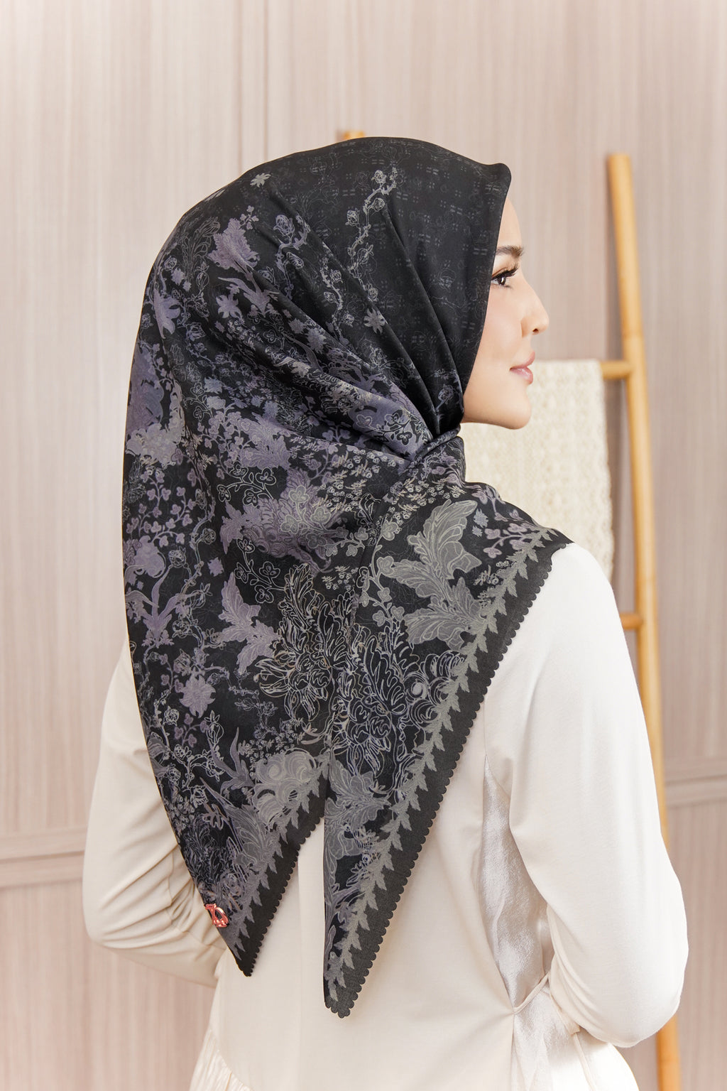 Amira Series - Shadow