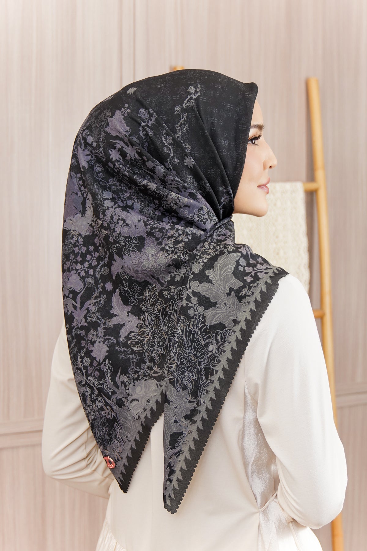 Amira Series - Shadow